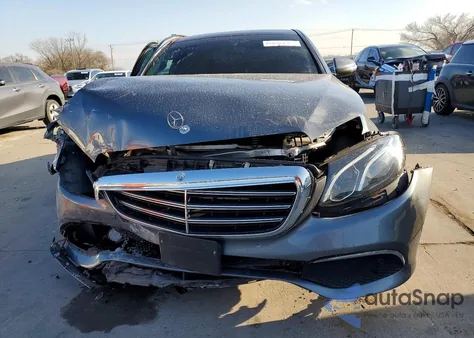 2018 Mercedes-Benz E 300 4Matic z USA, uszkodzony, nr VIN WDDZF4KB4JA295407